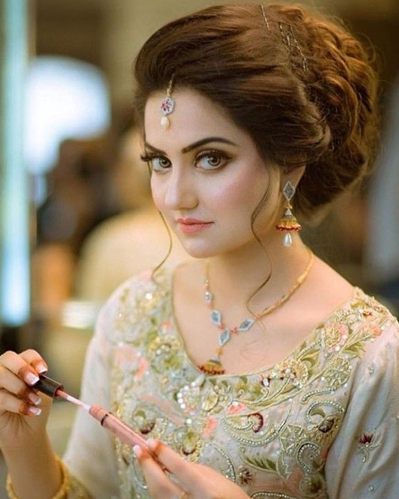 Stunning walima bridal makeover | Pakistani bridal hairstyles, Pakistani  wedding hairstyles, Bridal dresses pakistan